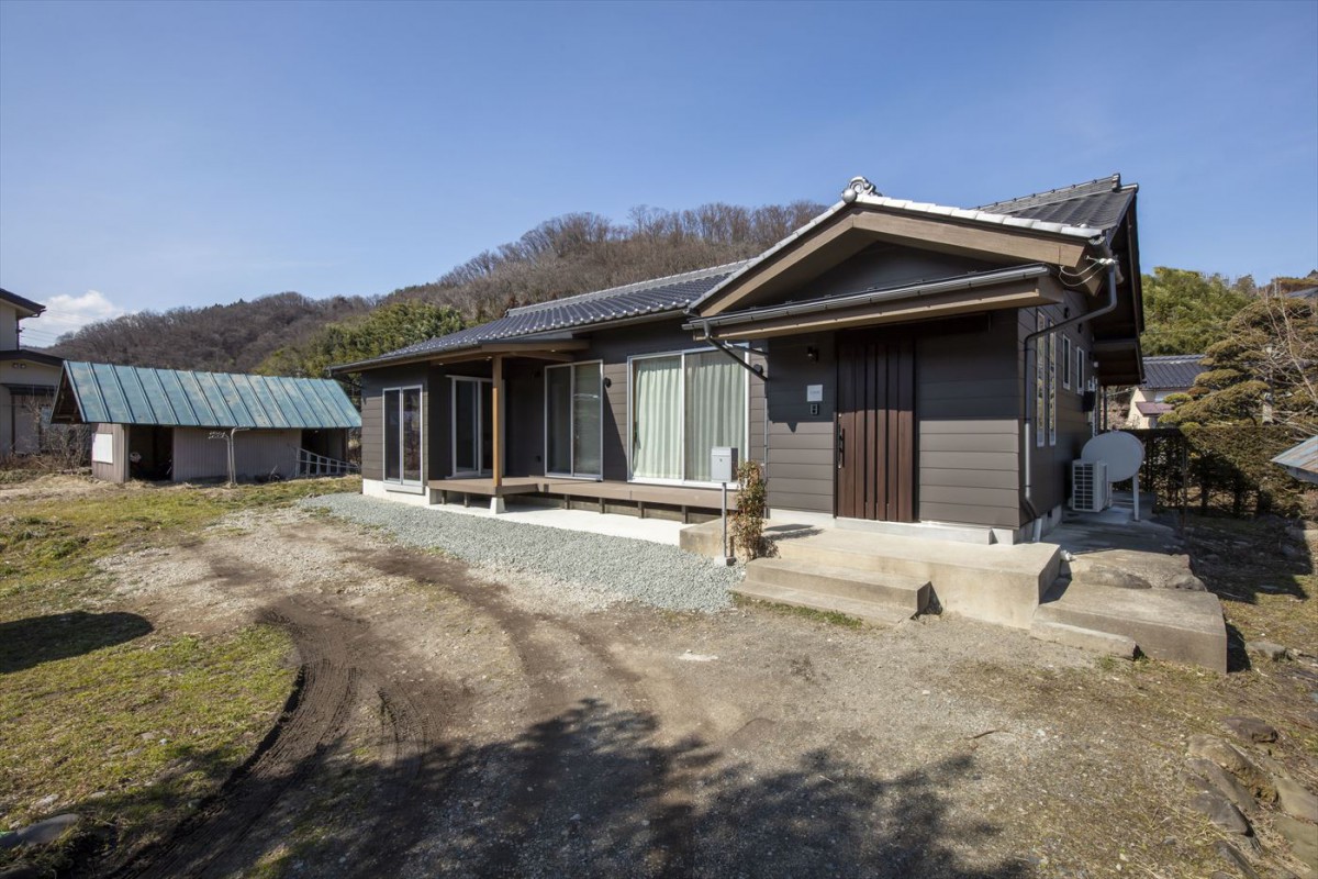 南に3帖の作業場と広いデッキをプラス。外観は環境に馴染む落ち着いた色味に。