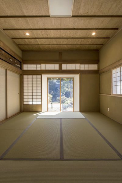 和室からは、装いを新たにした”縁側”の窓から 四季折々の庭の景色が望める。
