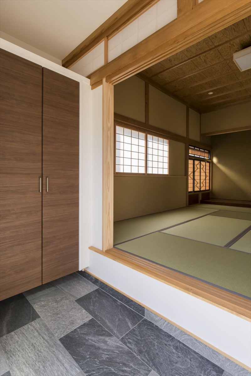 両親の居室前の広縁は土間となり、ここから直接庭先に出られるように設えた。