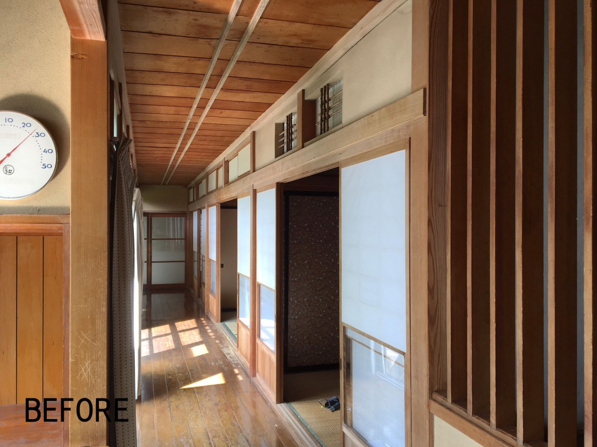 【旧家屋】玄関から続く広縁。３間の南側には広縁が伸び、その先は渡り廊下で離れの浴室へと続いていた。