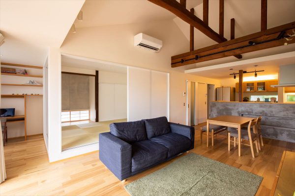 ３室を連続させて、LDKに和室を一体化。和室は、元々の段差を活かして小上がりに。