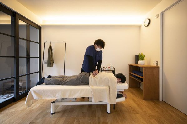 コリやハリを和らげる鍼灸治療を施す施術室。施術は完全予約制。