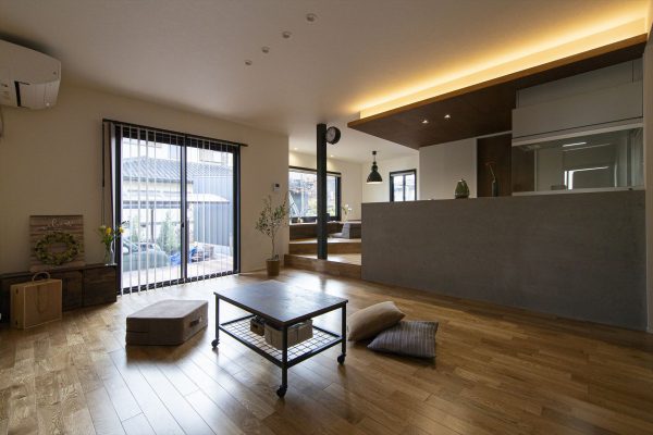 1階LDK。木質の、落ち着いたトーンの空間が広がる。