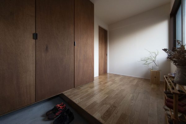 居住空間専用の玄関。