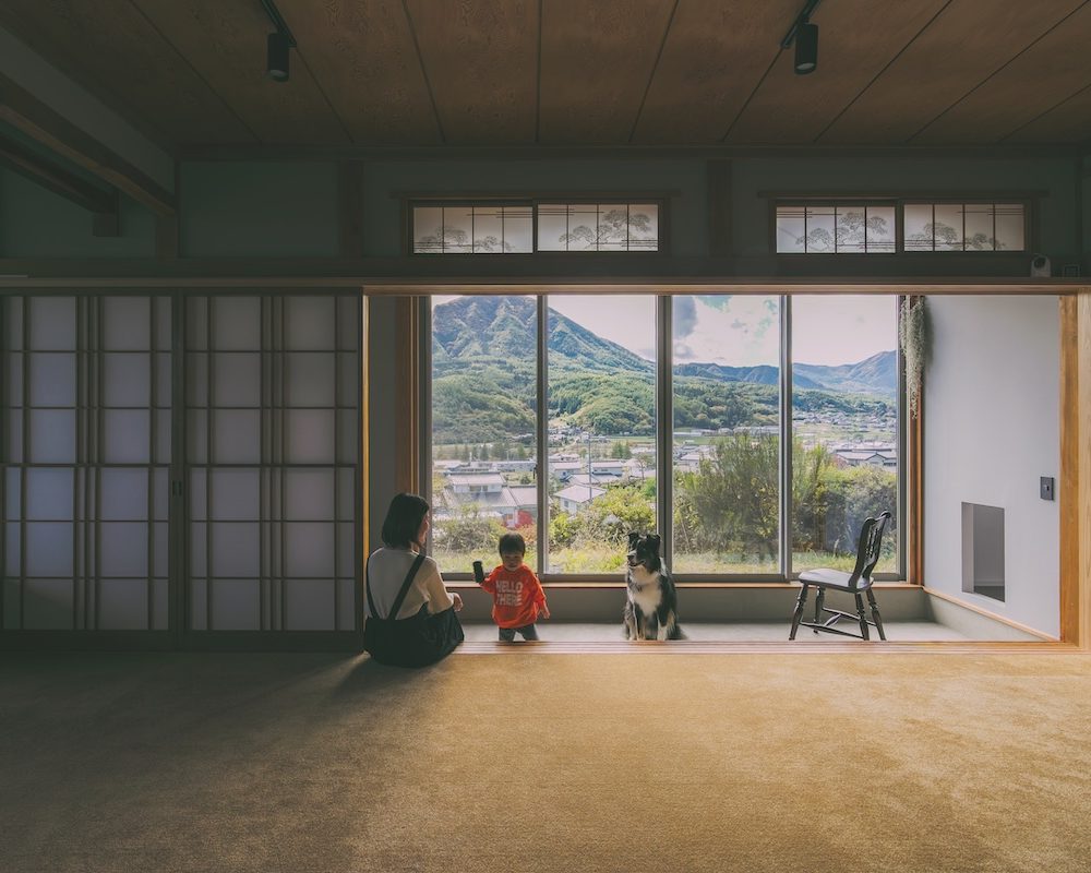 長閑な景色を眺めながら、家族と愛犬と暮らす（青木村）