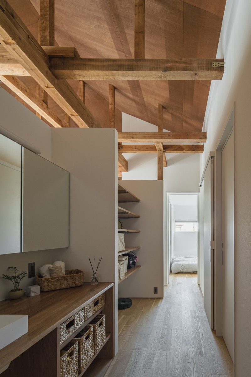 リビング裏手の水回りエリア。突き当たりは主寝室。