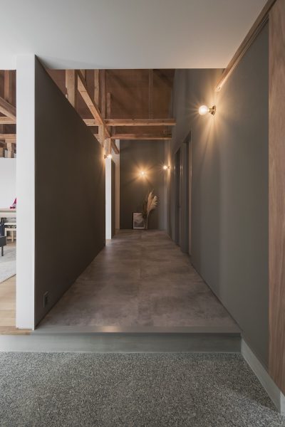 玄関正面。土間続きでリビングへ。右側はプライベートエリア。