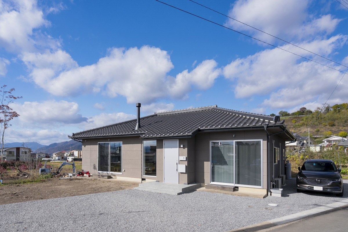 既存は寄棟の平屋。薪ストーブを新たに加えた。